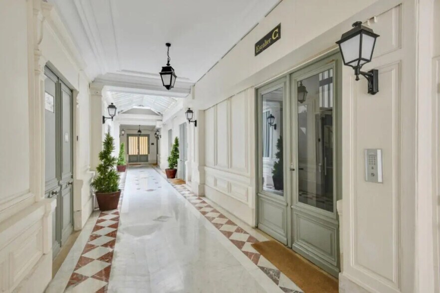 Office in Paris for sale - Building Photo - Image 2 of 8