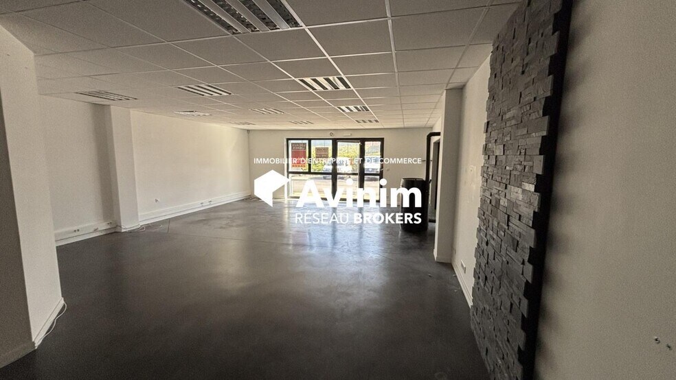 Flex in Montivilliers for lease - Interior Photo - Image 2 of 6
