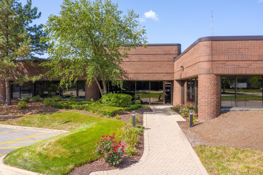 3020 Woodcreek Dr, Downers Grove, IL à louer - Photo du bâtiment - Image 2 de 9