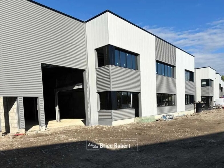 Flex in Pierre-Bénite for lease - Building Photo - Image 2 of 4