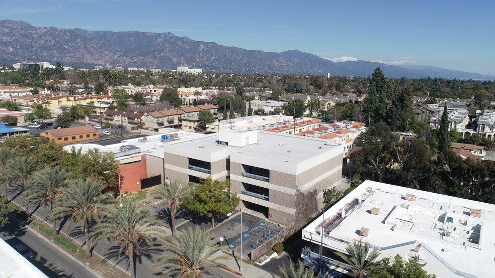 950 S Arroyo Pky, Pasadena, CA à louer - Photo du bâtiment - Image 3 de 8