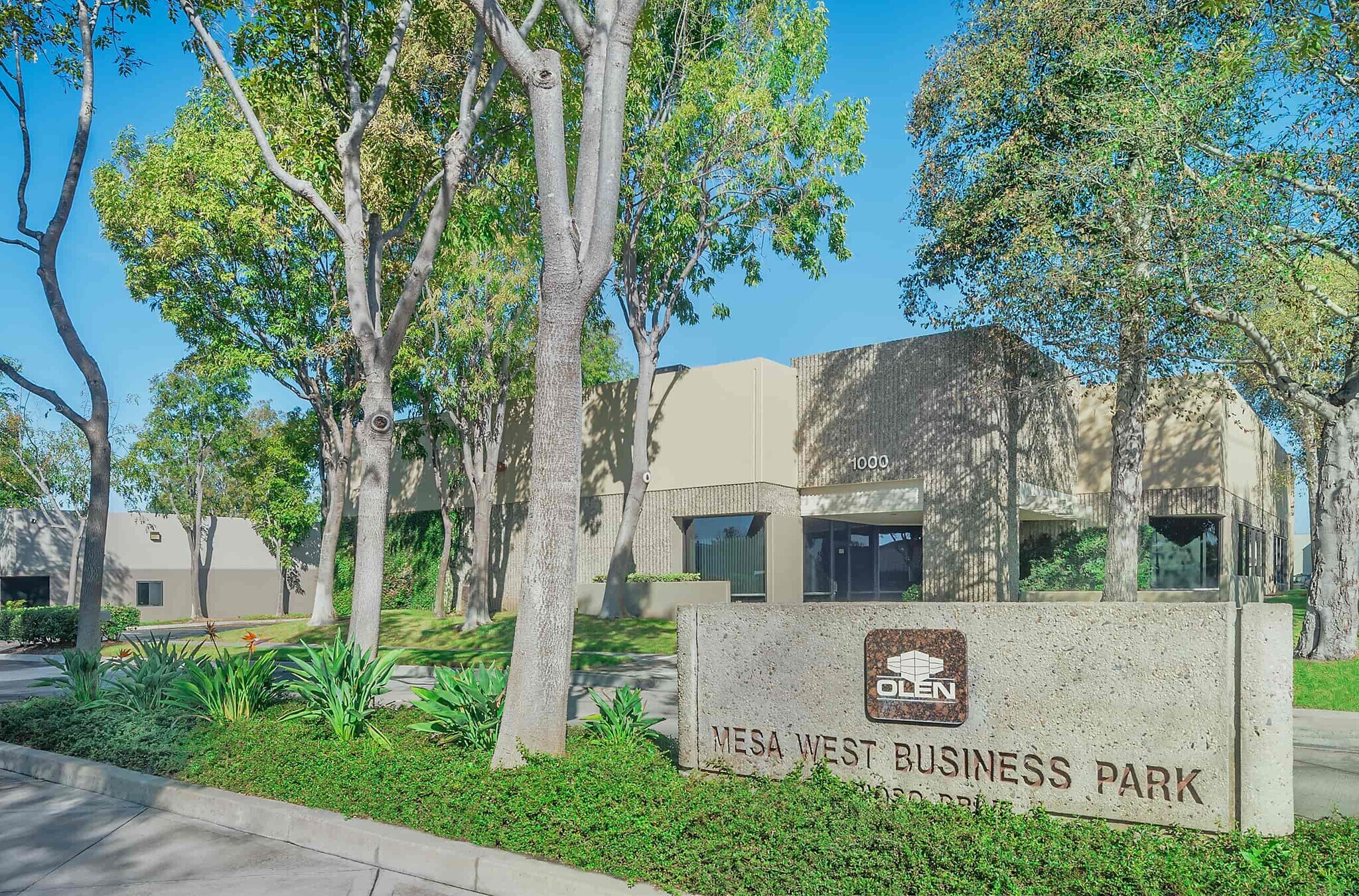 1001 Brioso Dr, Costa Mesa, CA à louer Photo du bâtiment- Image 1 de 7