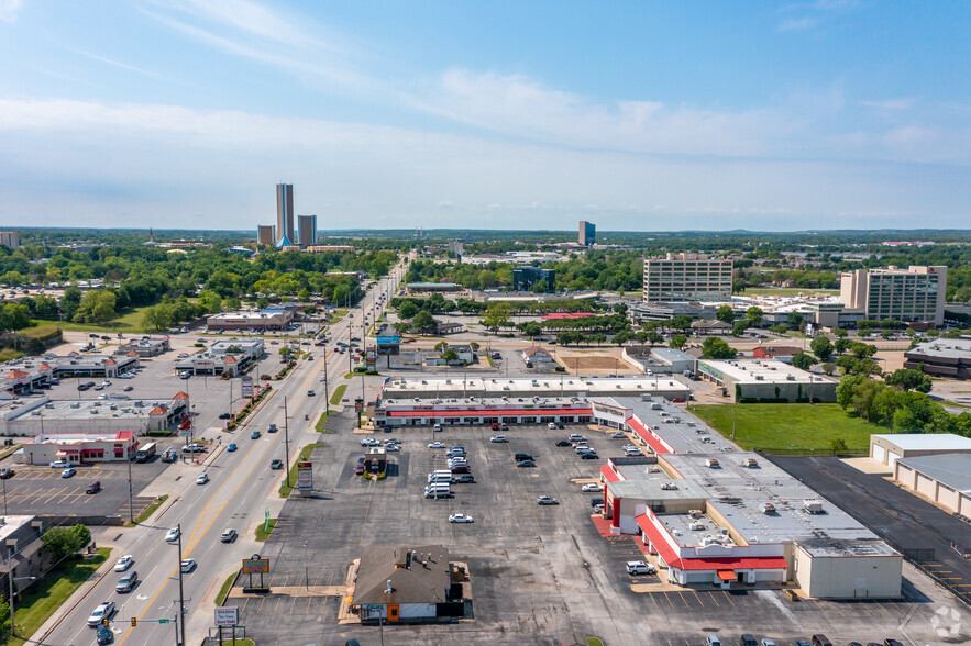 6900-6952 S Lewis Ave, Tulsa, OK for lease - Building Photo - Image 1 of 5