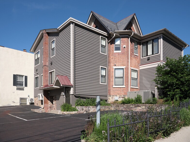 67 W Court St, Doylestown, PA à louer - Photo du bâtiment - Image 1 de 30
