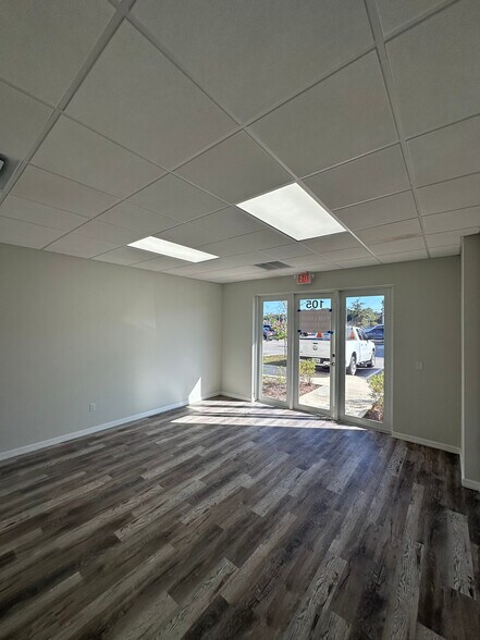 500 NW University Blvd, Port Saint Lucie, FL à louer - Photo du bâtiment - Image 3 de 8