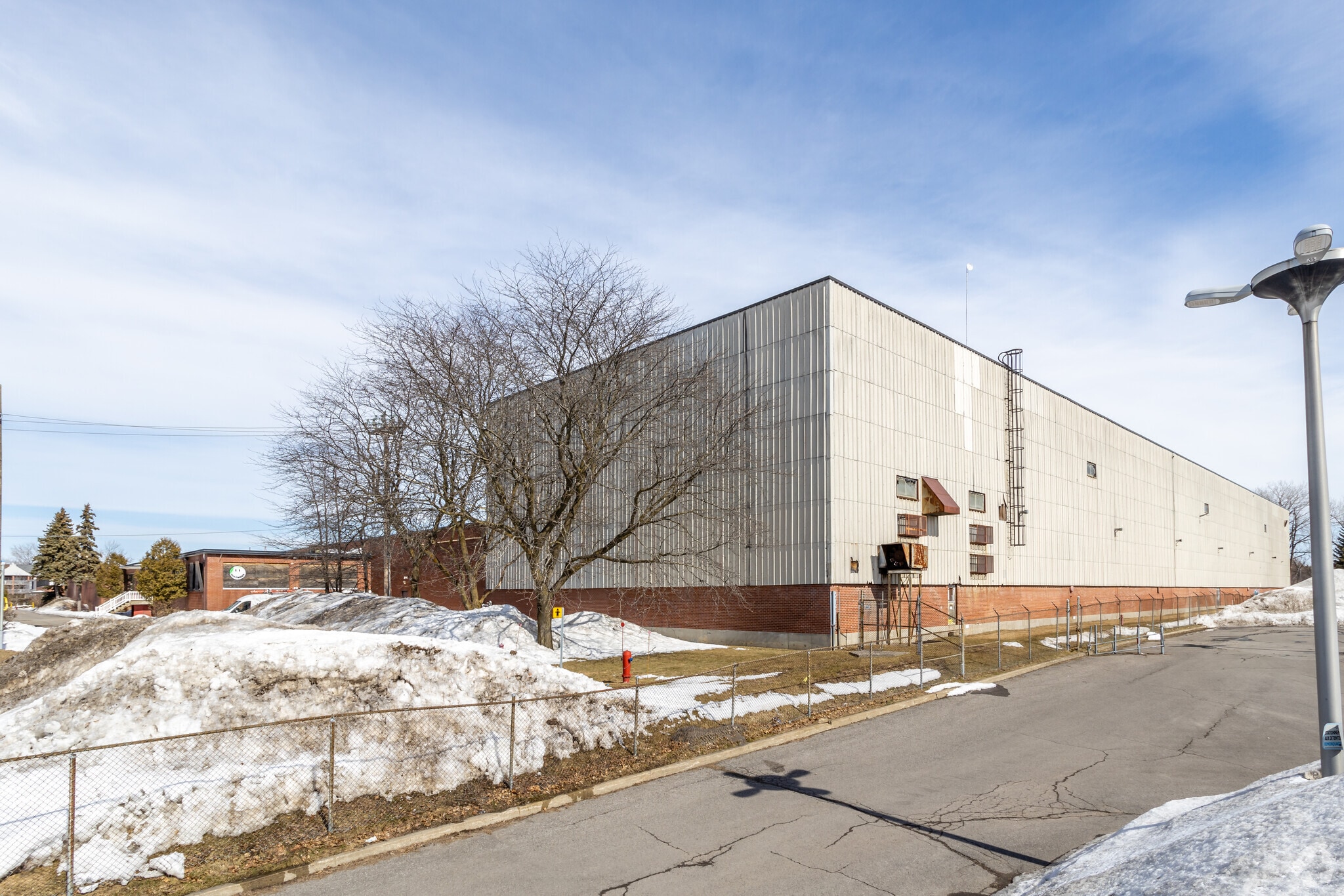 15300 Rue Sherbrooke E, Montréal, QC for lease Primary Photo- Image 1 of 11