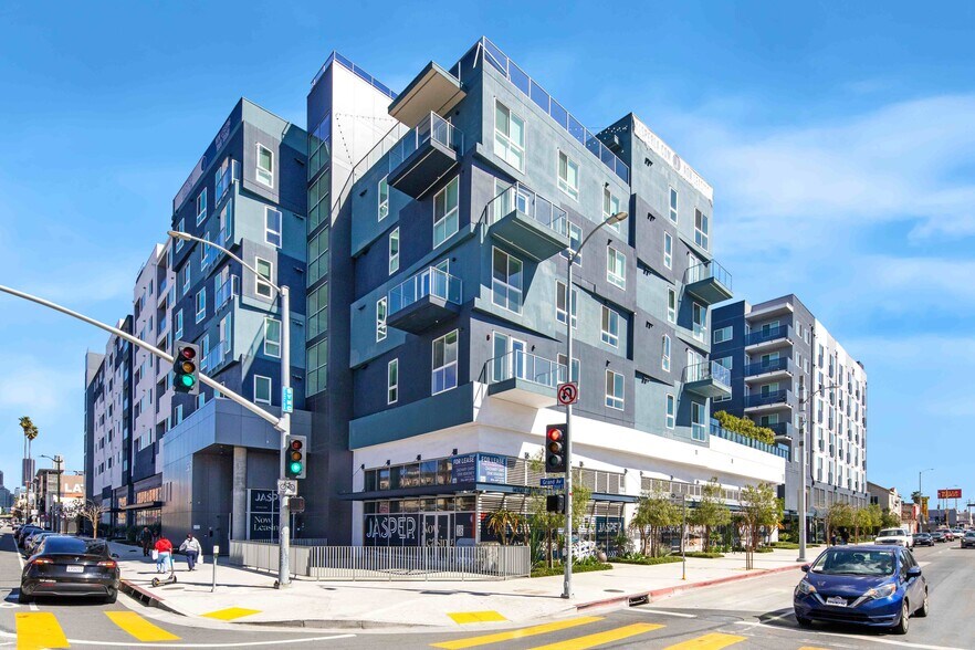 2528 S Grand Ave, Los Angeles, CA à louer - Photo du bâtiment - Image 1 de 33