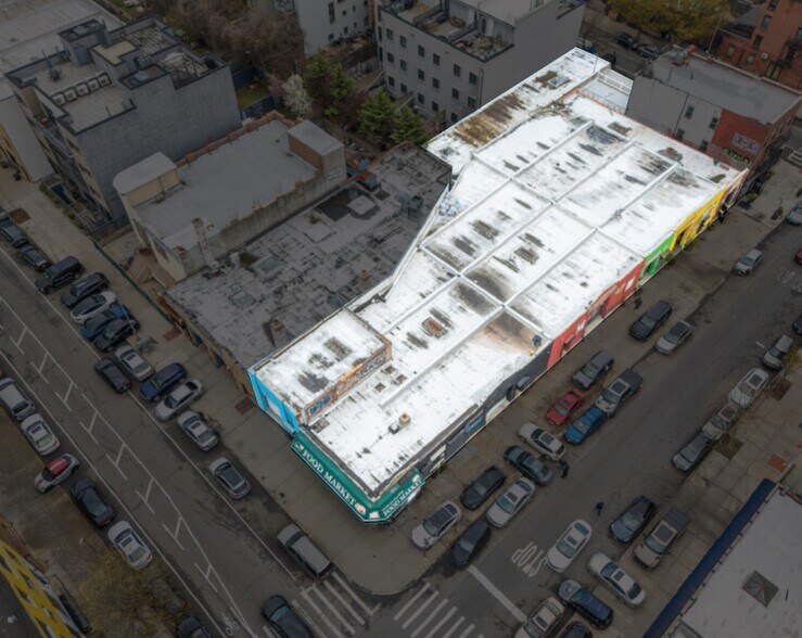 566 Grand Avenue & 836 Dean Street portefeuille de 2 propriétés à vendre sur LoopNet.ca - Aérien - Image 2 de 3