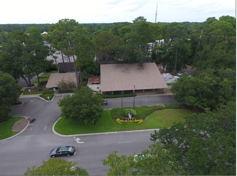 2 Greenwood Dr, Hilton Head Island, SC à vendre - Photo du bâtiment - Image 1 de 1