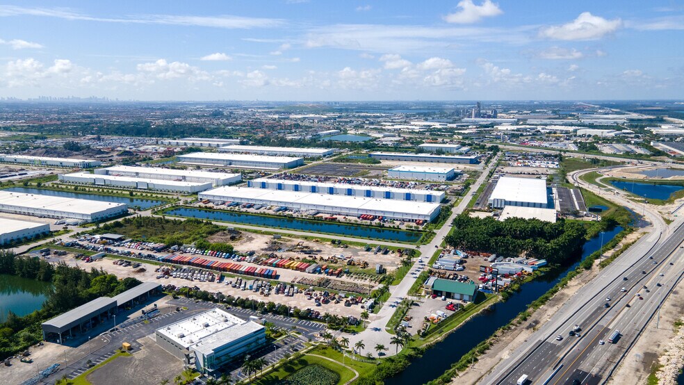 10900 NW 146th St, Hialeah Gardens, FL à louer - Aérien - Image 3 de 5