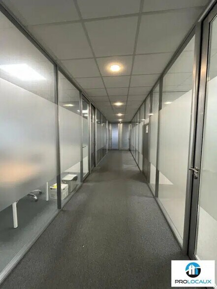 Office in Roissy-en-France for lease - Interior Photo - Image 3 of 10