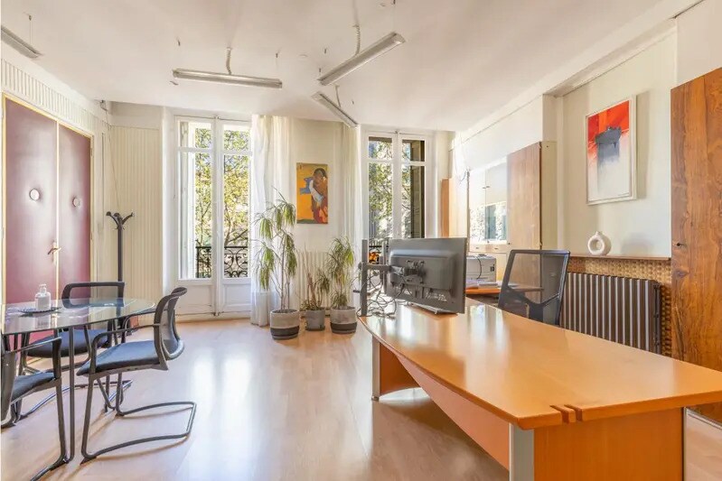 Office in Salon-de-Provence for lease Interior Photo- Image 1 of 13