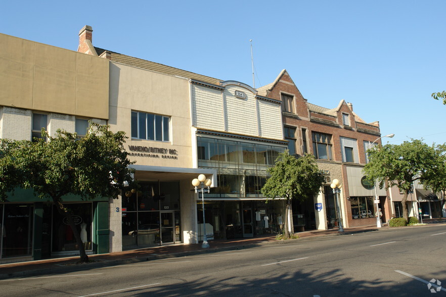 119-121 E Main St, Visalia, CA à louer - Photo principale - Image 1 de 7