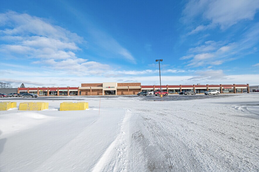 1508-1574 N Mitchell St, Cadillac, MI à vendre - Photo du bâtiment - Image 2 de 73