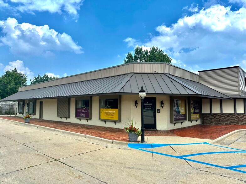 615-643 E Saginaw Hwy, Grand Ledge, MI à louer - Photo du bâtiment - Image 2 de 6