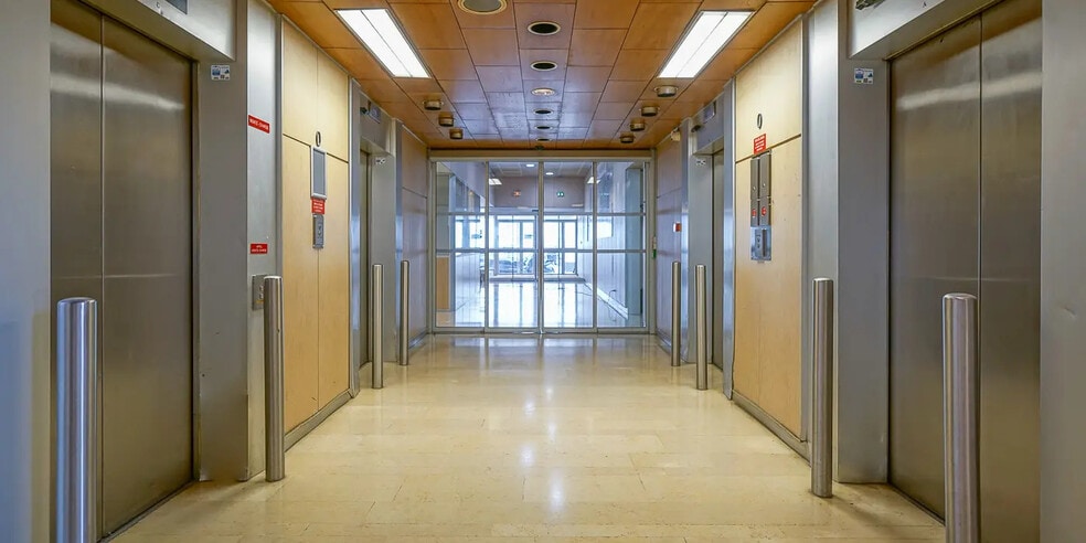 Bureau dans Saint-Ouen-sur-Seine à louer - Hall d’entrée - Image 3 de 8