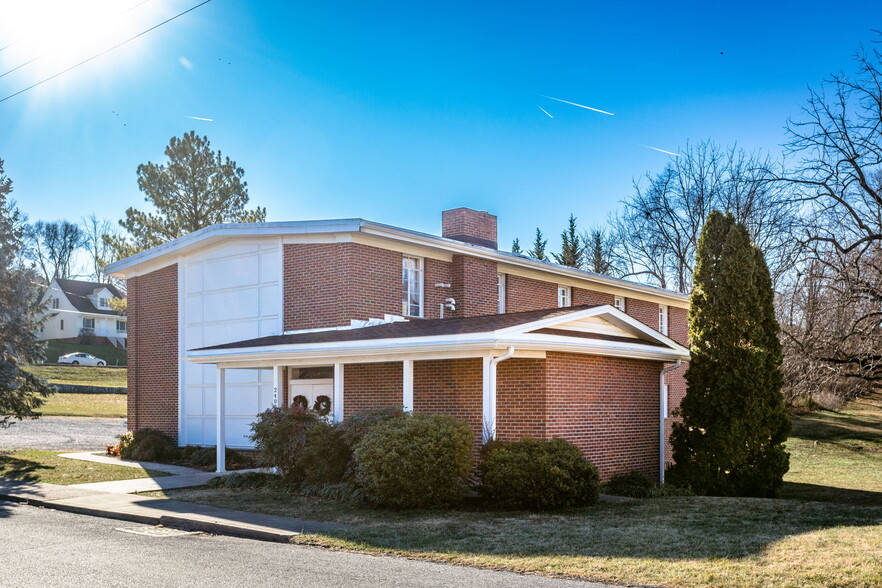 2408 Hickory St, Staunton, VA à vendre - Photo principale - Image 1 de 39