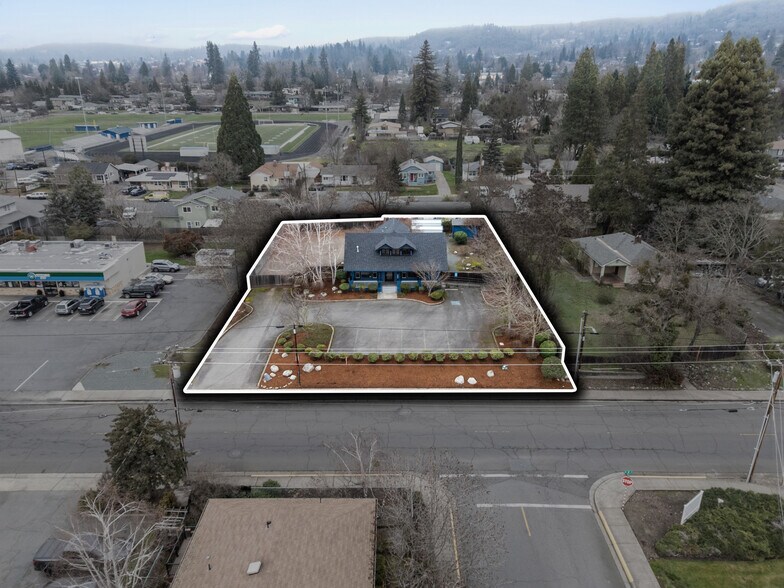 858 NE A St, Grants Pass, OR à vendre - Photo du bâtiment - Image 3 de 28