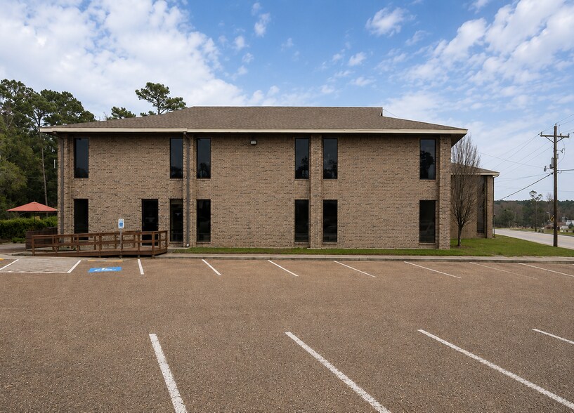 100 Commercial Cir, Conroe, TX à louer - Photo du bâtiment - Image 2 de 3