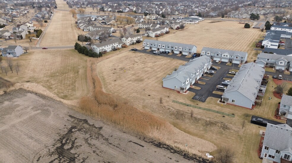 1863 Waters Edge Dr, Minooka, IL à vendre - Photo du bâtiment - Image 2 de 25