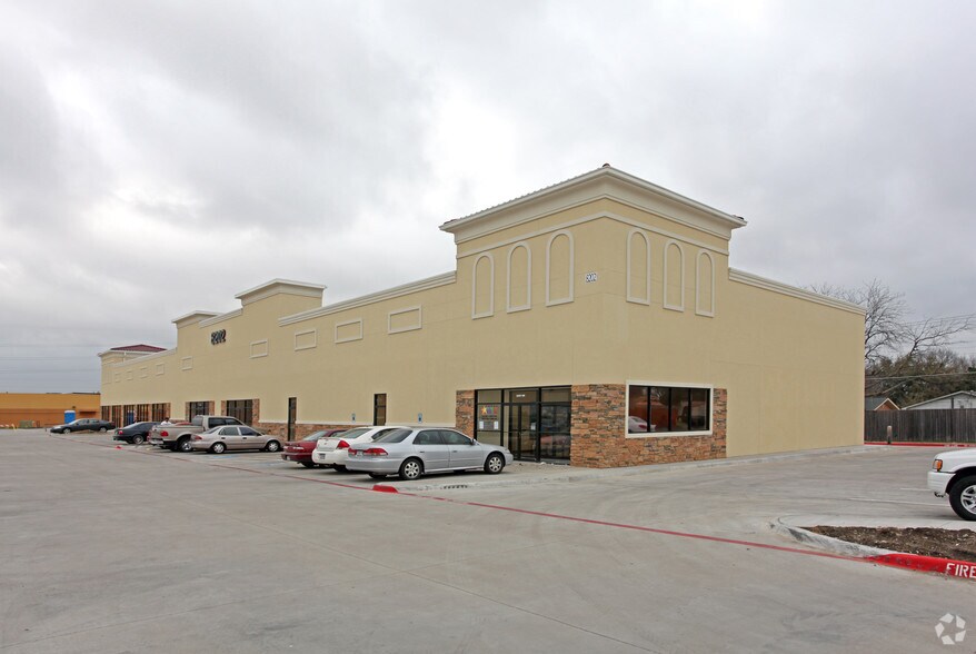 8202 Spring Valley Rd, Dallas, TX à louer - Photo du bâtiment - Image 2 de 6