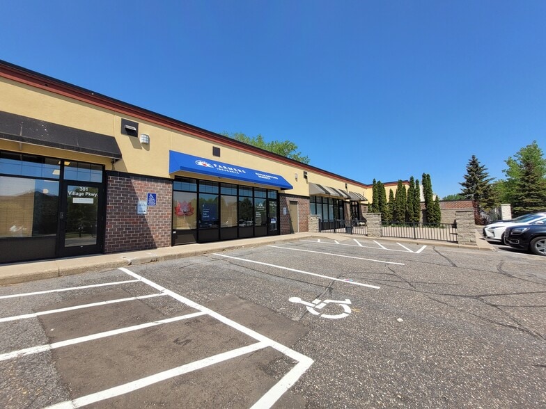 35-49 Central St, Circle Pines, MN for lease - Building Photo - Image 2 of 15