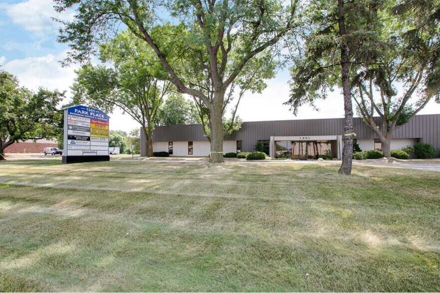 1301 Cliff Rd E, Burnsville, MN à vendre - Photo du bâtiment - Image 1 de 47