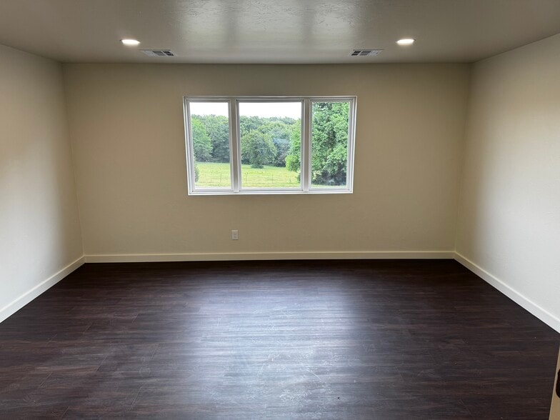 8121 N Eastern Ave, Oklahoma City, OK for lease - Interior Photo - Image 2 of 12