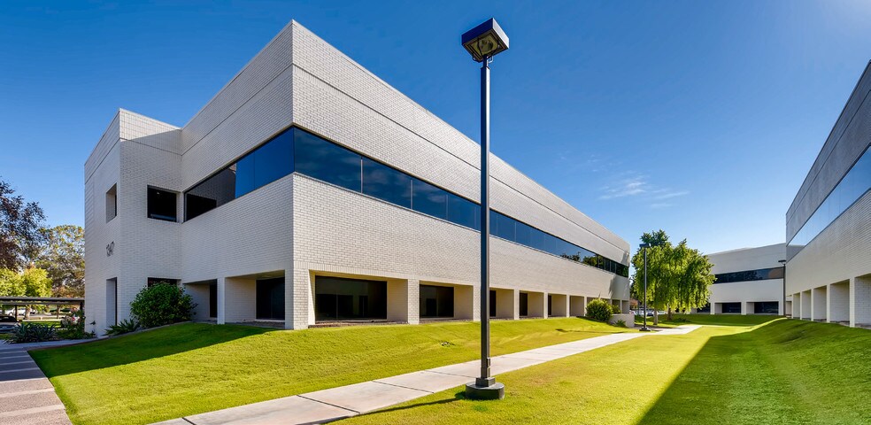 1351 N Alma School Rd, Chandler, AZ à louer - Photo du bâtiment - Image 1 de 19