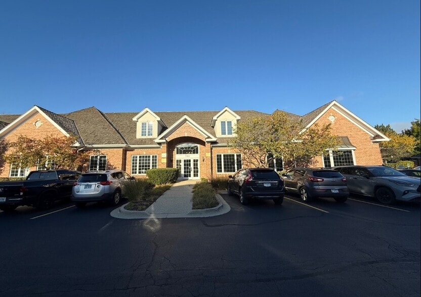 708 Florsheim Dr, Libertyville, IL à louer - Photo du bâtiment - Image 2 de 8