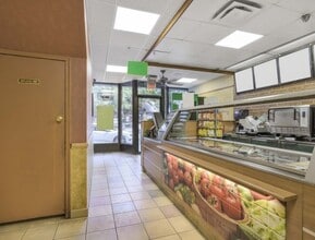 727 Queen St E, Toronto, ON à louer Photo intérieure- Image 2 de 3