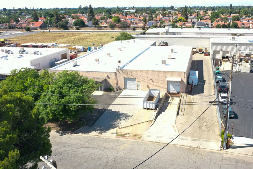 5671 E Fountain Way, Fresno, CA à louer - Photo du bâtiment - Image 2 de 6