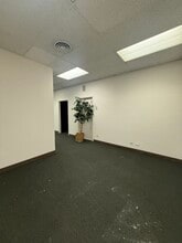 110 E Schiller St, Elmhurst, IL for lease Interior Photo- Image 2 of 8