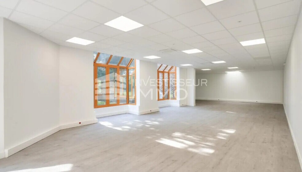 Flex in Croissy-Beaubourg for lease - Interior Photo - Image 3 of 4