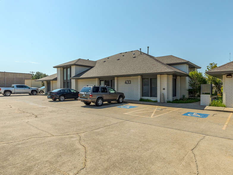 429 W Wilshire Blvd, Oklahoma City, OK for lease - Building Photo - Image 2 of 21