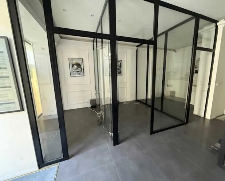 Retail in Paris for sale - Interior Photo - Image 1 of 4