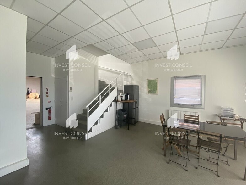 1 Rue Denis Papin, Cormeilles-en-Parisis for lease - Interior Photo - Image 2 of 5