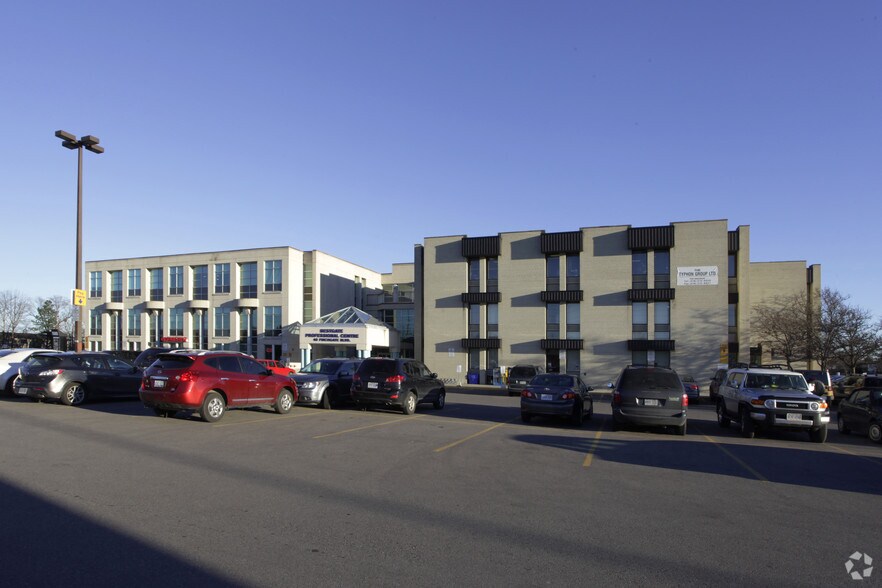 40 Finchgate Blvd, Brampton, ON à louer - Photo du bâtiment - Image 3 de 6