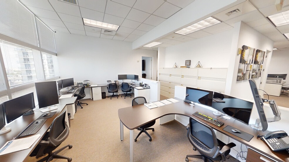 175 SW 7th St, Miami, FL for lease - Building Photo - Image 2 of 31