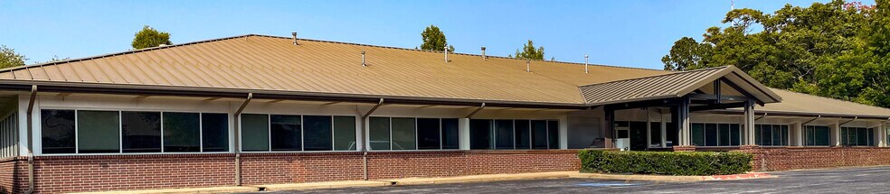 1202 NE mcclain Rd, Bentonville, AR à louer - Photo du bâtiment - Image 2 de 22