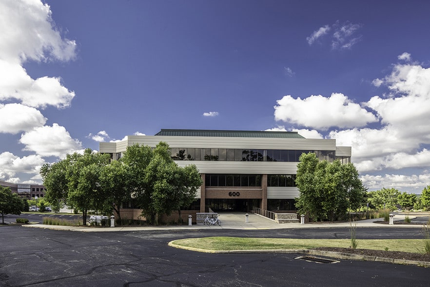600 Corporate Center Dr, Coraopolis, PA for lease - Building Photo - Image 1 of 16