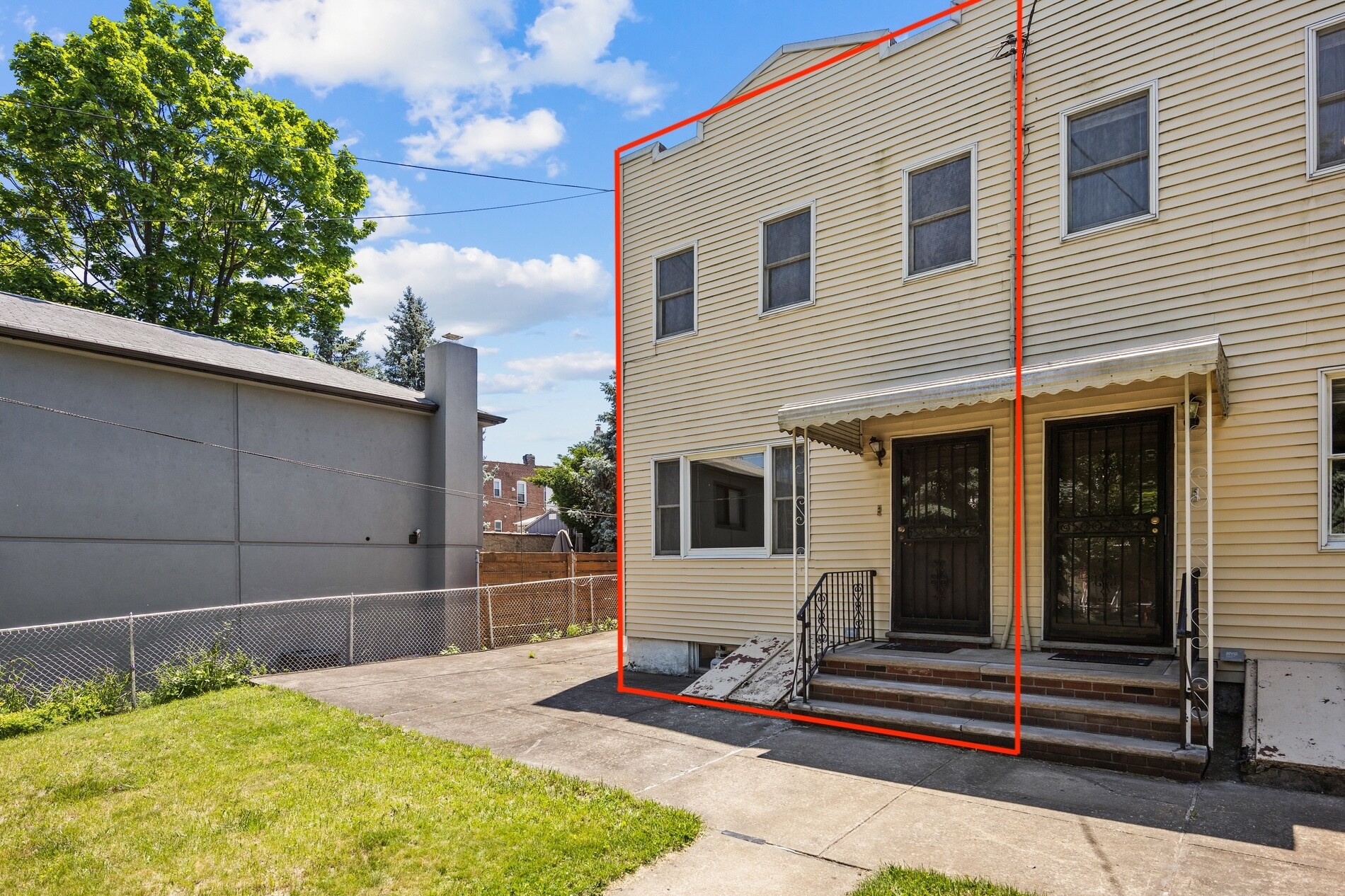 6114 56th Dr, Maspeth, NY à vendre Photo du bâtiment- Image 1 de 18