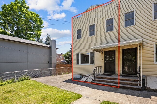 Plus de détails pour 6114 56th Dr, Maspeth, NY - Multi-résidentiel à vendre