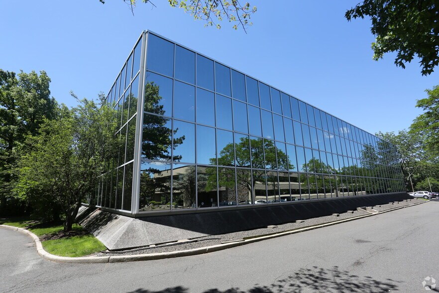 400 Sylvan Ave, Englewood Cliffs, NJ à louer - Photo du bâtiment - Image 1 de 8