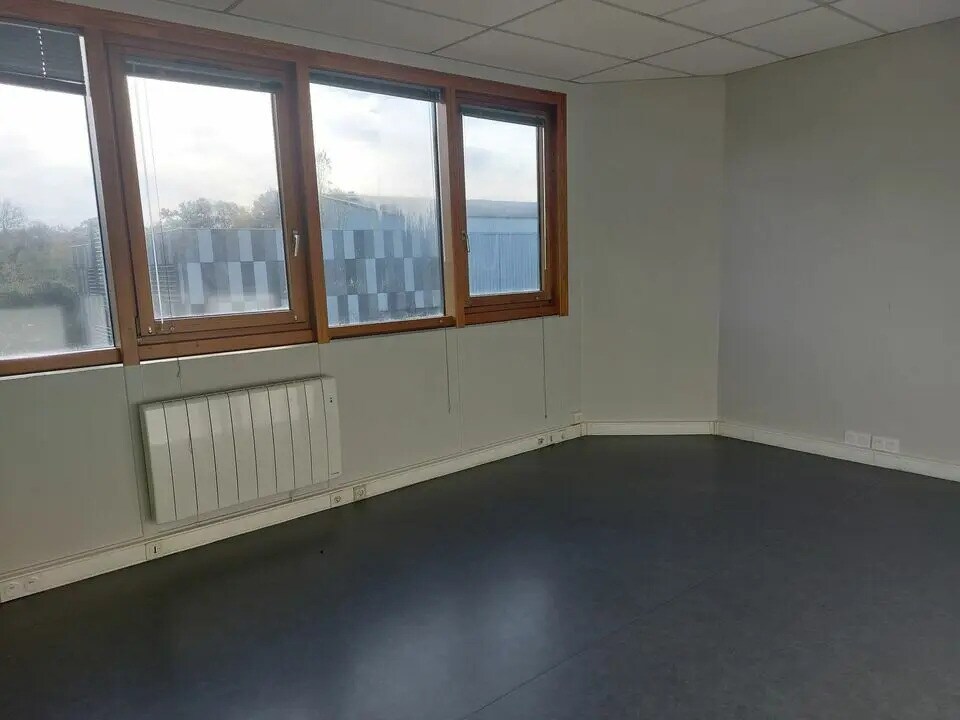 Office in Cesson-Sévigné for lease Interior Photo- Image 1 of 6