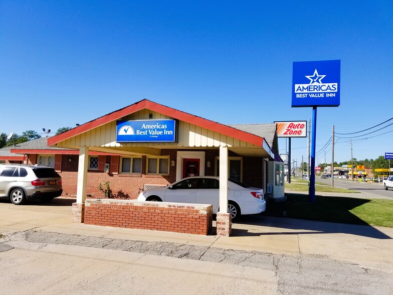 1617 N Summit St, Arkansas City, KS for sale - Building Photo - Image 1 of 24