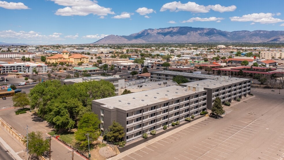 2020 Menaul Blvd NE, Albuquerque, NM à vendre - Photo du bâtiment - Image 2 de 5
