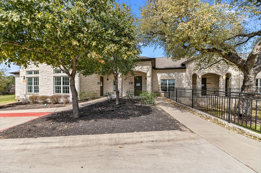 5915 La Crosse Ave, Austin, TX for lease - Building Photo - Image 1 of 10
