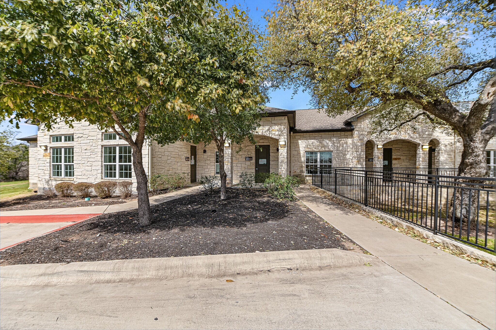 5915 La Crosse Ave, Austin, TX à louer Photo du bâtiment- Image 1 de 11