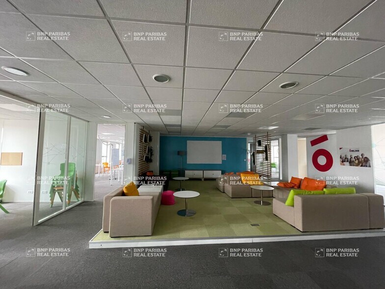 Office in Grenoble for lease - Interior Photo - Image 3 of 12